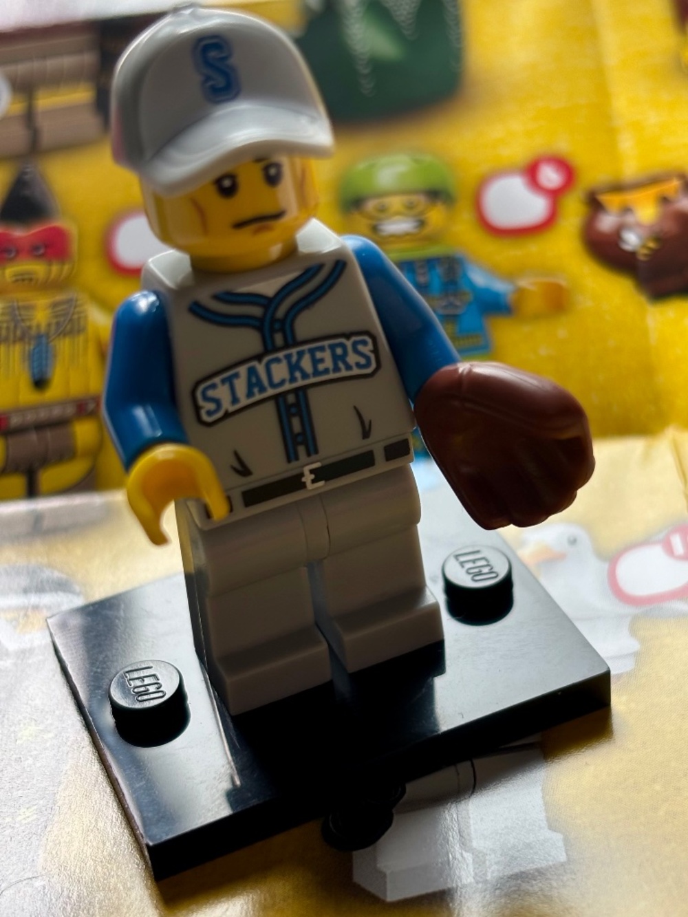 LEGO SERIES 10 "Baseball Fielder" col10-13 With stand, pamphlet & accessories